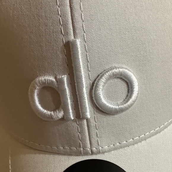 ALO Yoga Kids Classic White Hat - Picture 2 of 9